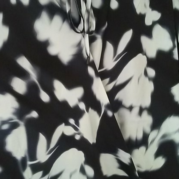 Kenneth Cole long sleeve blouse. - Picture 3 of 3